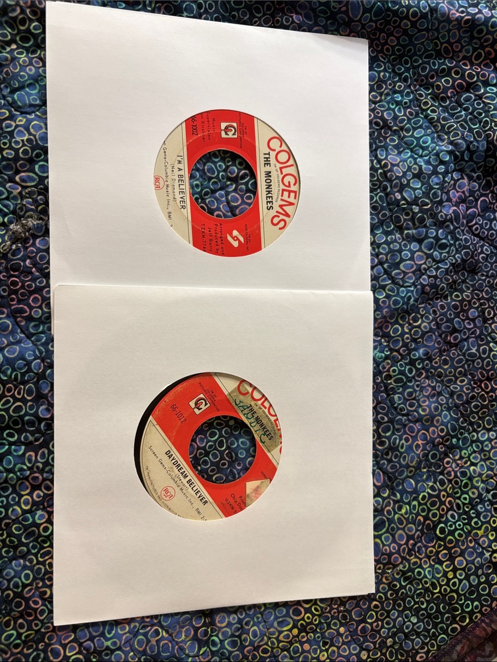Vintage 45‘ as records featuring the Monkees